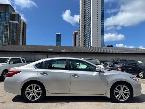 Used 2016 Nissan Altima 3.5 SL w/ 3.5 Technology Package FWD image 2