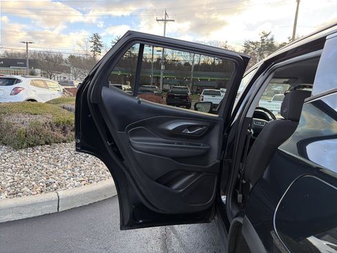 Used 2022 GMC Terrain SLE w/ Driver Convenience Package image 29