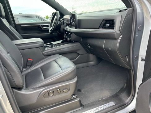 Used 2025 Chevrolet Suburban Z71 AWD/4WD image 3