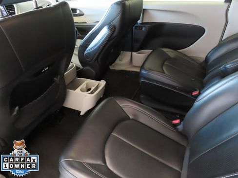 Used 2024 Chrysler Pacifica Select image 23