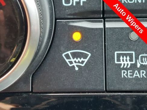 Used 2023 Toyota Highlander XLE FWD image 25
