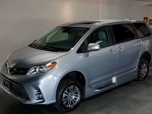 Used 2019 Toyota Sienna XLE Premium FWD image 25