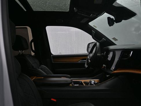 Used 2024 Jeep Grand Wagoneer Series III image 11