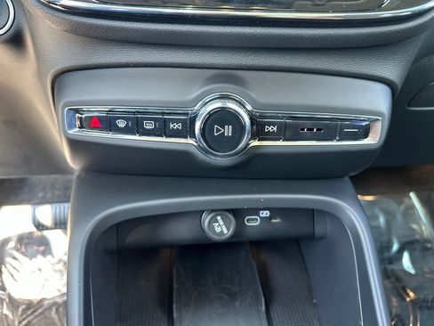 Used 2025 Volvo XC40 B5 Plus AWD/4WD image 20