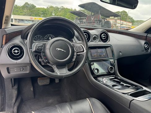 Used 2017 Jaguar XJ R-Sport image 10