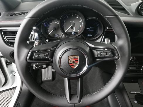 Certified 2025 Porsche Macan image 8