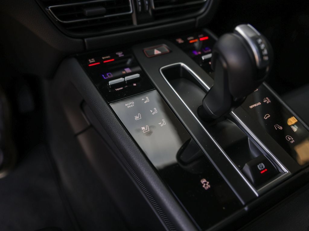 Certified 2026 Porsche Macan AWD/4WD image 23