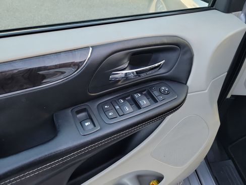 Used 2016 Chrysler Town & Country Touring image 6