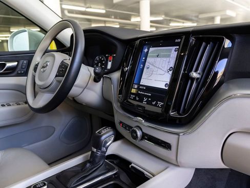 Used 2018 Volvo XC60 T5 Momentum w/ Vision Package image 29