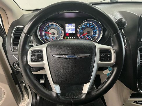 Used 2016 Chrysler Town & Country Touring image 17