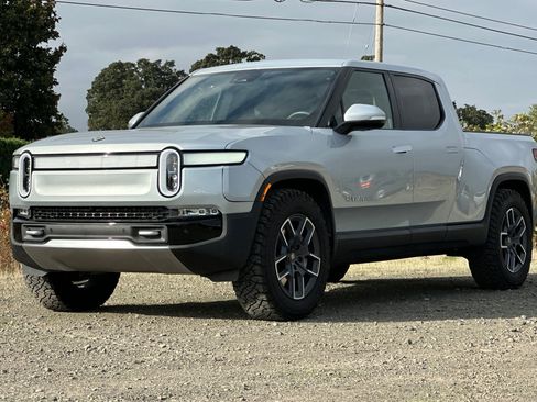 Used 2024 Rivian R1T Adventure image 8