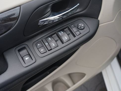 Used 2018 Dodge Grand Caravan SE w/ UConnect Hands-Free Group FWD image 16