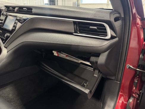 Used 2018 Toyota Camry SE FWD image 19