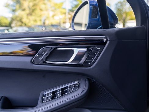 Certified 2025 Porsche Macan image 17