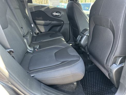 Used 2015 Jeep Cherokee Latitude w/ Comfort/Convenience Group image 17