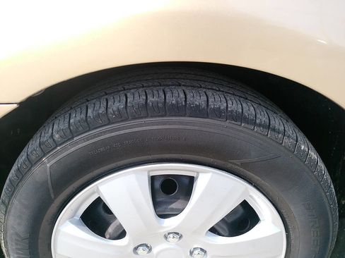 Used 2010 Toyota Camry LE FWD image 19