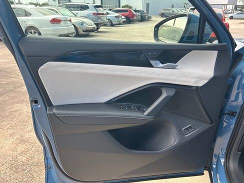 Used 2025 Volkswagen Tiguan SE FWD image 45