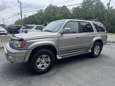 Used 2002 Toyota 4Runner SR5 AWD/4WD image 3