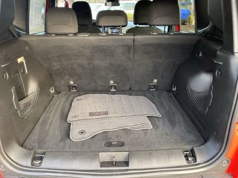 Used 2018 Jeep Renegade Latitude FWD image 27