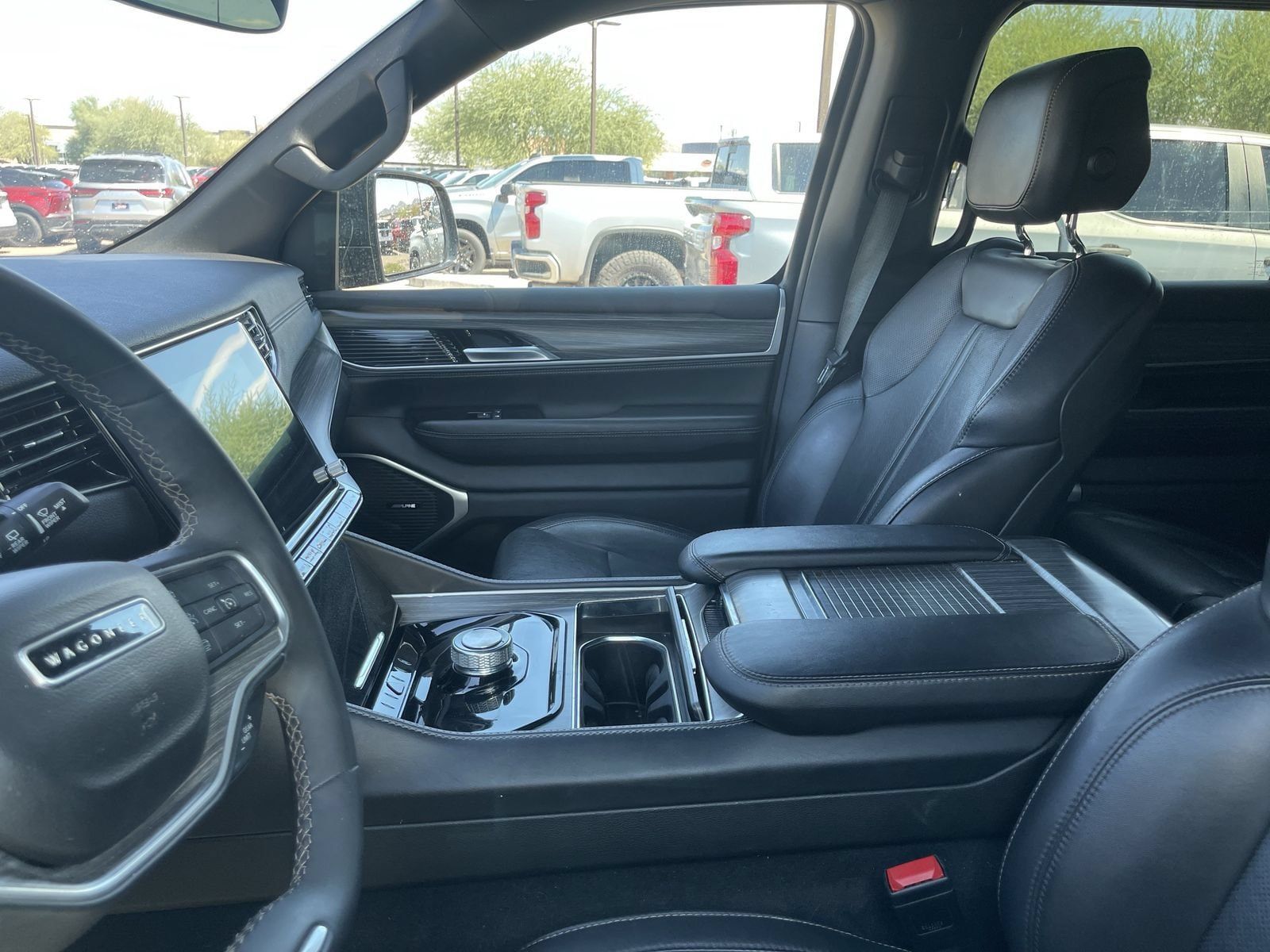 Used 2024 Jeep Wagoneer L Series II w/ Flexible Seating Group RWD image 10