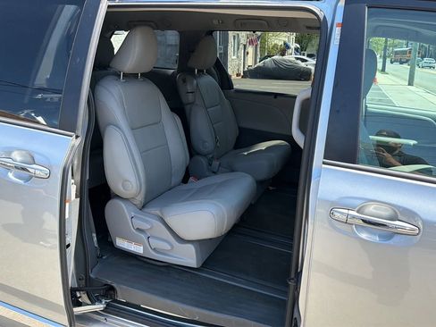 Used 2017 Toyota Sienna XLE w/ XLE Navigation Package FWD image 27