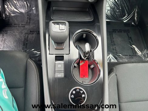 Used 2023 Nissan Rogue S AWD/4WD image 10