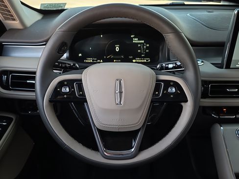 Used 2023 Lincoln Aviator Standard w/ Elements Package image 17