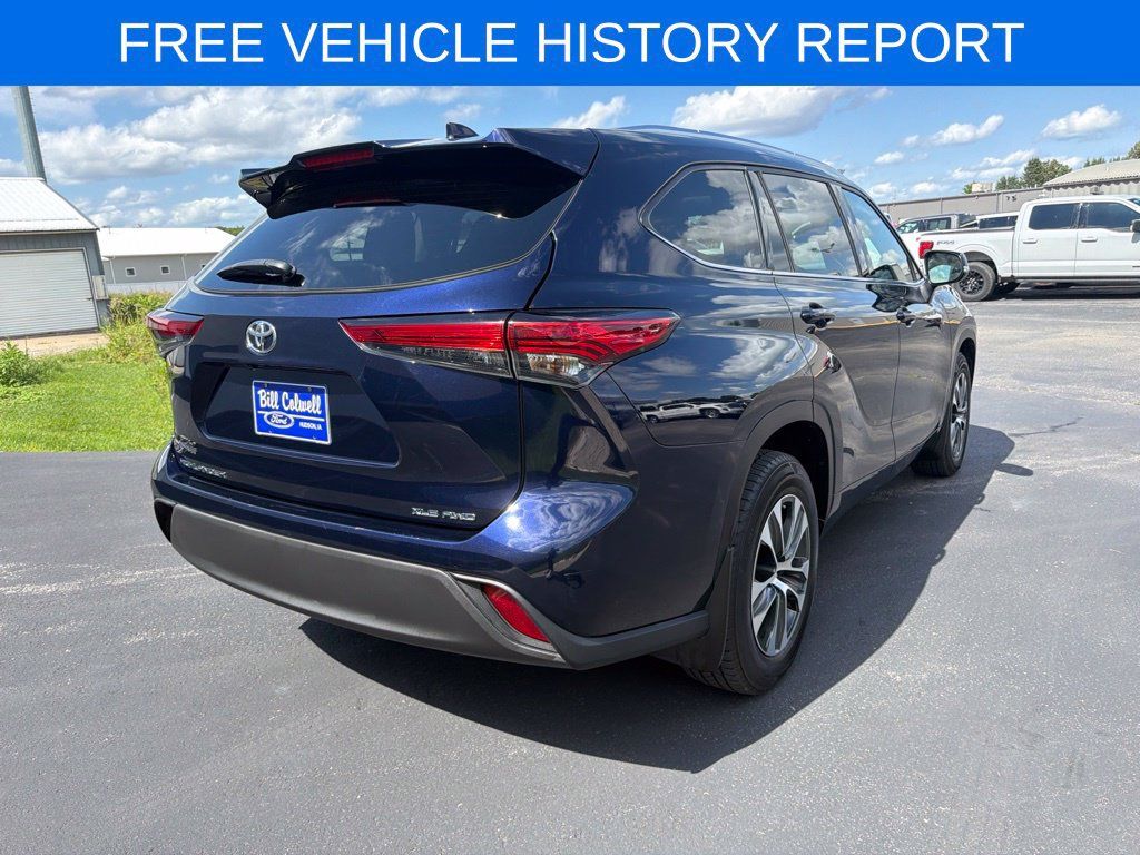 Used 2021 Toyota Highlander XLE AWD/4WD image 4