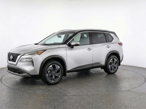 Used 2025 Nissan Rogue SV image 3