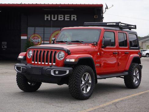 Used 2019 Jeep Wrangler Unlimited Sahara AWD/4WD image 3