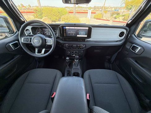 Used 2025 Jeep Wrangler Unlimited Sahara w/ Safety Group AWD/4WD image 3