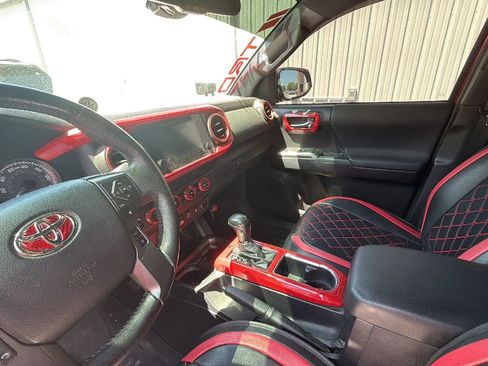 Used 2019 Toyota Tacoma TRD Off-Road AWD/4WD image 7
