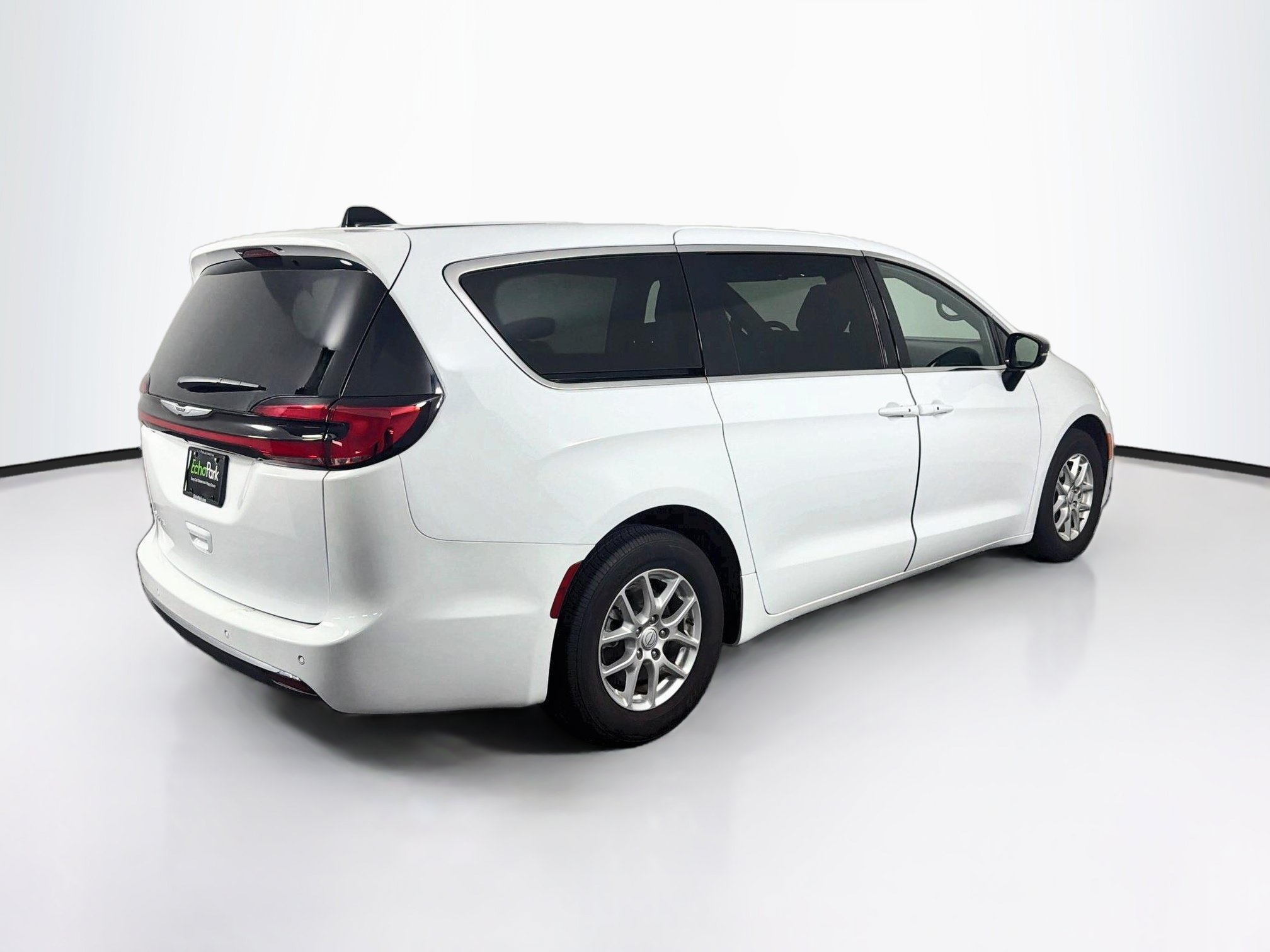 Used 2025 Chrysler Pacifica Select FWD image 9
