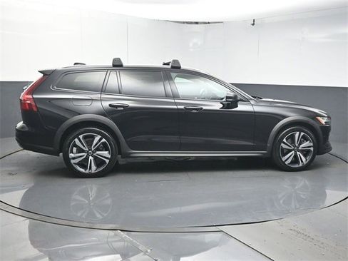 Used 2023 Volvo V60 B5 Cross Country Plus w/ Climate Package AWD/4WD image 8