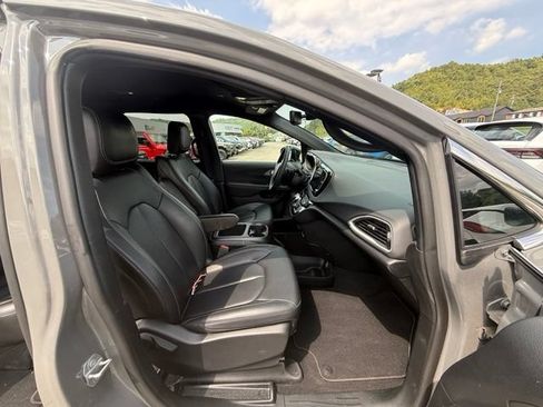 Used 2025 Chrysler Pacifica Select FWD image 8