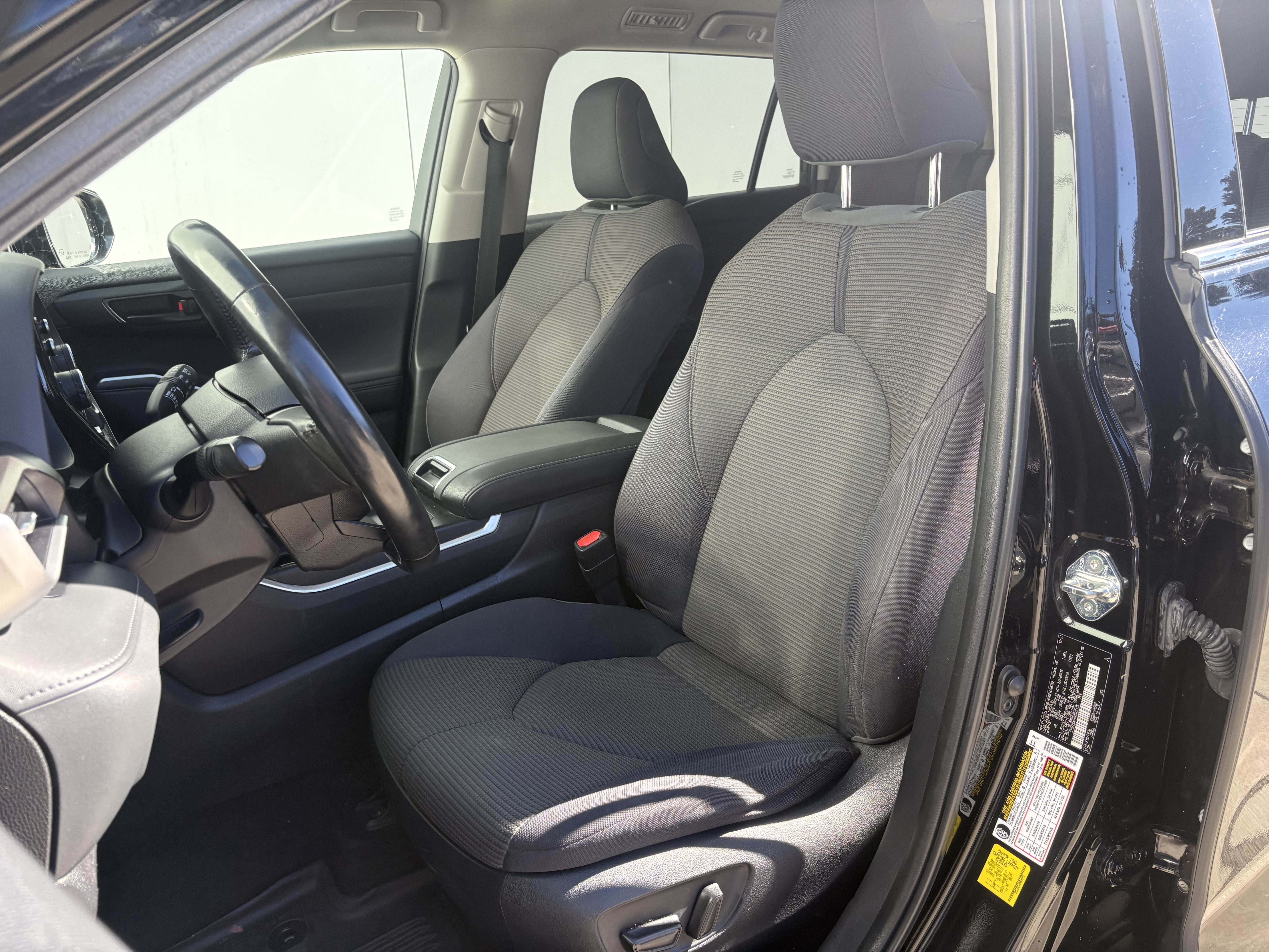 Used 2022 Toyota Highlander LE FWD image 11