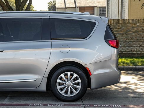 Used 2019 Chrysler Pacifica Touring-L image 20