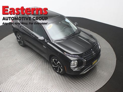 Used 2023 Mitsubishi Outlander SE image 3