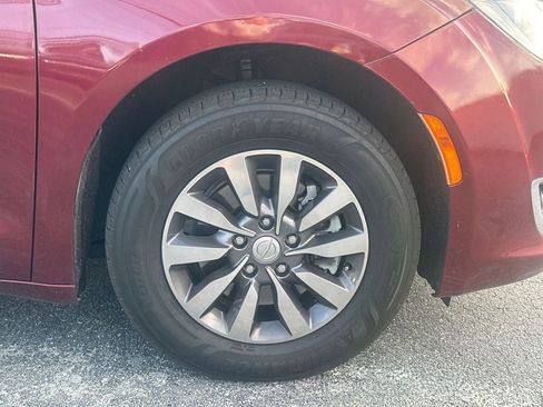 Used 2019 Chrysler Pacifica Touring-L Plus image 11