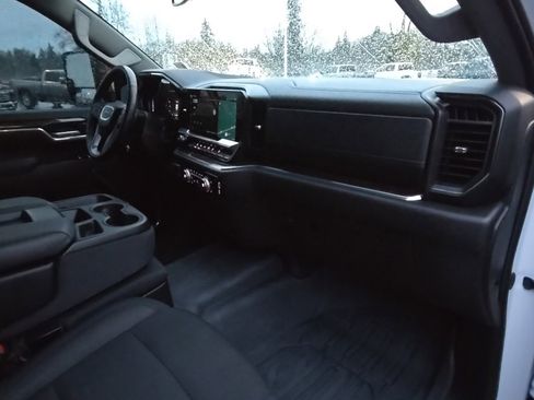 Used 2025 GMC Sierra 3500 SLE w/ SLE Value Package image 29