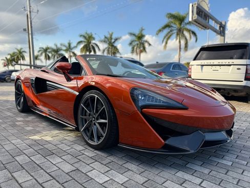 Used 2020 McLaren 570S Spider image 32