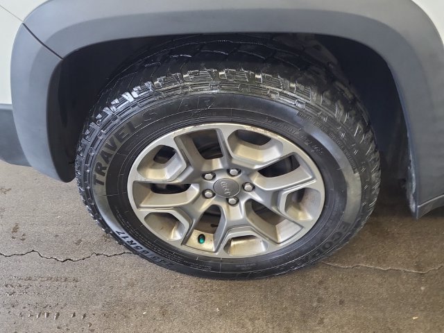 Used 2020 Jeep Cherokee Trailhawk AWD/4WD image 3