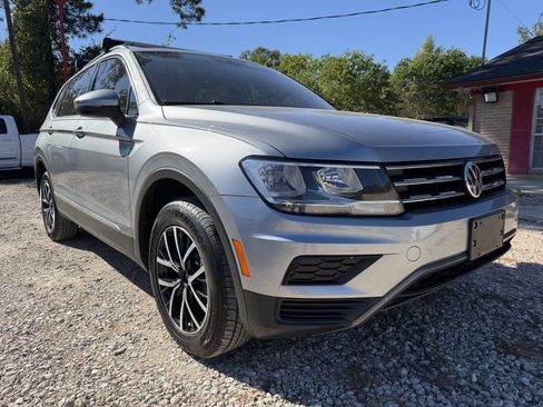 Used 2021 Volkswagen Tiguan SE w/ Panoramic Sunroof Package image 3