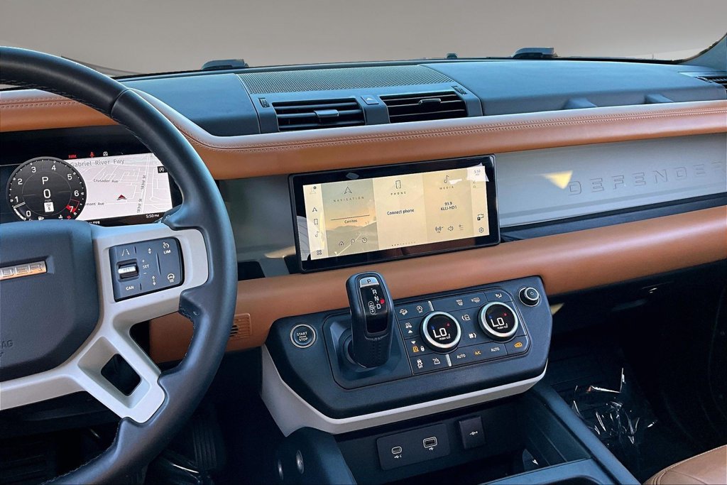 Certified 2024 Land Rover Defender 110 S AWD/4WD image 9