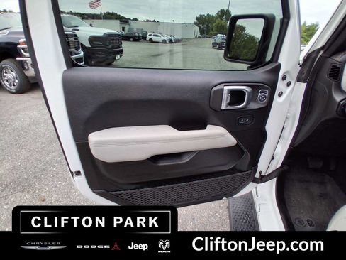Used 2022 Jeep Wrangler Unlimited Sahara AWD/4WD image 9