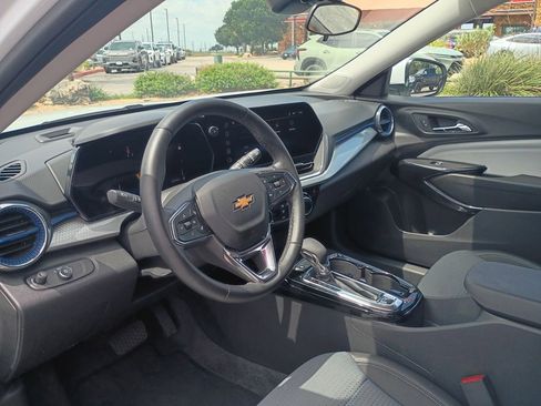 Used 2025 Chevrolet Trax LT w/ LT Convenience Package FWD image 10