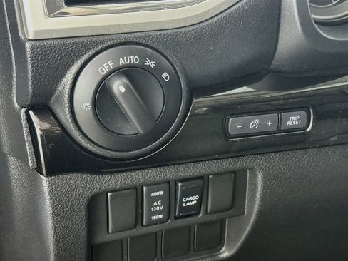 Used 2019 Nissan Titan SV w/ SV Convenience Package image 12