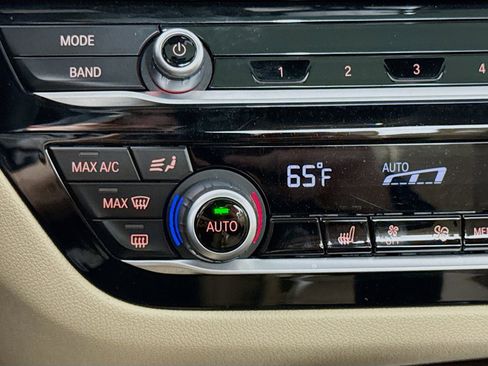 Used 2021 BMW 530e w/ Parking Assistance Package image 20