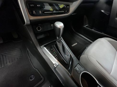Used 2019 Toyota Corolla LE FWD image 16