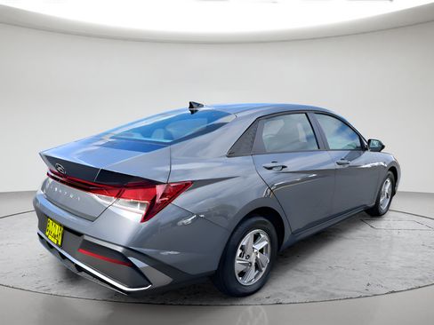 Used 2026 Hyundai Elantra SE FWD image 3